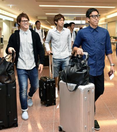　サッカー日本代表のアギーレ新監督が初めて指揮する国際親善試合のメンバーに選ばれ帰国した（左から）酒井高、大迫、長谷部＝１日午前、羽田空港