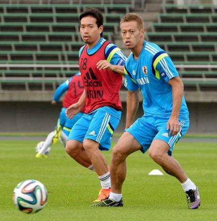 ボールを追う本田圭佑（右）と長友佑都＝札幌市内のグラウンド（撮影・吉澤敬太）