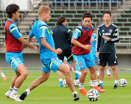 　パス回しの練習をする（右２人目から）長友、本田、坂井