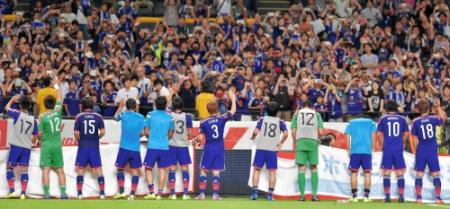 　試合後、声援を送るサポーターに挨拶する日本代表（撮影・吉澤敬太）