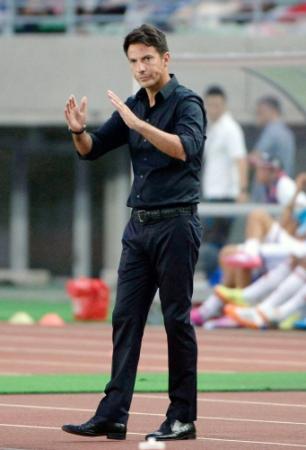 横浜Ｍ戦で指示を出すＣ大阪のマルコ・ペッツァイオリ監督。成績不振を理由に解任された＝７月19日、ヤンマー