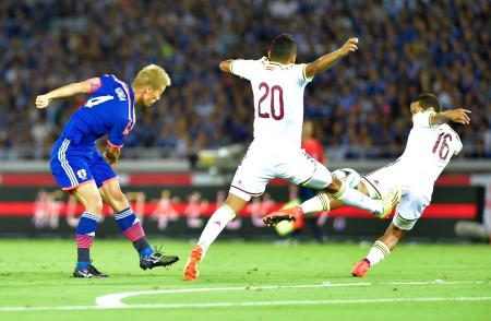 　前半、本田（左）がシュートもゴールならず