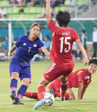 後半、シュートを放つ中島（左）＝共同