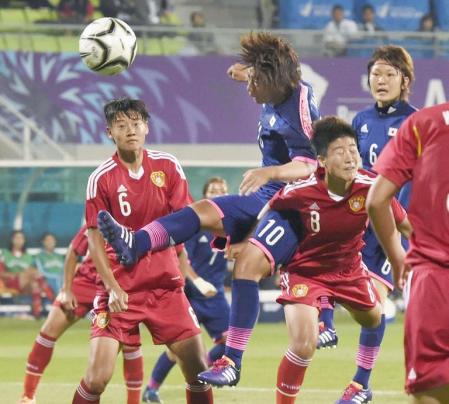 　前半、ヘディングシュートを放つ高瀬（１０）