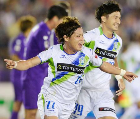 　前半、先制ゴールを決めて喜ぶ湘南・岡田（２２）