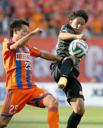 　後半、新潟・小泉（左）と競り合う浦和・関根