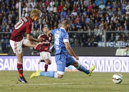 　エンポリ戦で同点ゴールを決めるＡＣミランの本田（左）（共同）