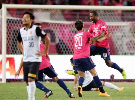 　Ｃ大阪‐浦和　後半、ゴールを決め、喜ぶＣ大阪・カカウ（右端）＝ヤンマー