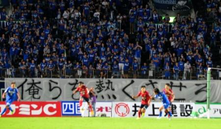 徳島サポーターは「俺らを熱くさせろ」という横断幕を掲げ、応援や鳴り物を封印