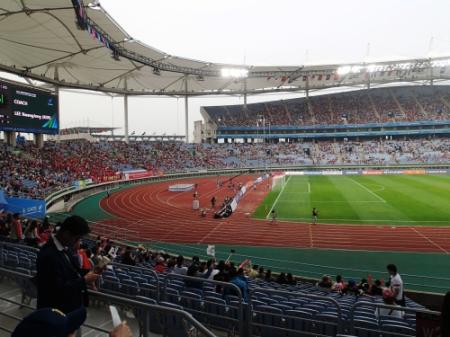 日韓戦試合開始１５分前のスタジアム＝文鶴競技場