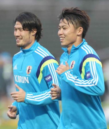 　笑顔でランニングする太田（右）と鈴木（撮影・中西祥子）