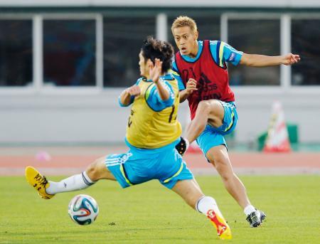 　ジャマイカ戦に向けた合宿に合流し、調整する本田（右）＝新潟市