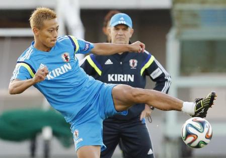 　ジャマイカ戦に向けた合宿に合流し、調整する本田。奥はアギーレ監督