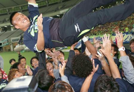 　初優勝を決め、胴上げされる湘南のチョウ貴裁監督＝味スタ