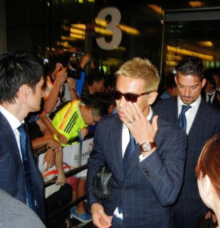 シンガポール入りした日本代表・本田には大きな声援が飛んだ＝シンガポール・チャンギ国際空港（撮影・松落大樹）