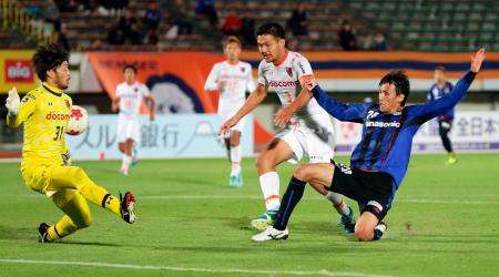　後半、２点目のゴールを決めるＧ大阪・佐藤（右）