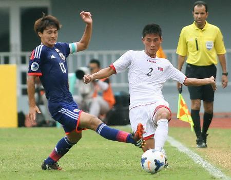 　日本-北朝鮮　相手選手と競り合う南野（左）＝ネピドー（ゲッティ＝共同）