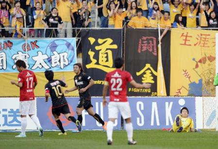 　仙台－浦和　後半、勝ち越しゴールを決め、喜ぶ仙台・赤嶺（左から３人目）。浦和・ＧＫ西川＝ユアスタ