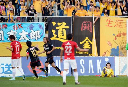 　後半、勝ち越しゴールを決め、喜ぶ仙台・赤嶺（左から３人目）とがっくりの浦和・ＧＫ西川（右端）
