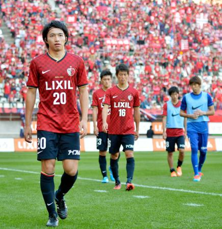 　柏に敗れ、肩を落とす柴崎（左端）ら鹿島イレブン