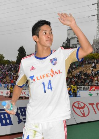 　試合後、サポーターの声援に手を振るＦＣ東京・武藤