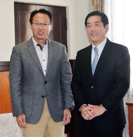 愛媛県の中村知事（右）を表敬訪問したＦＣ今治・岡田オーナー