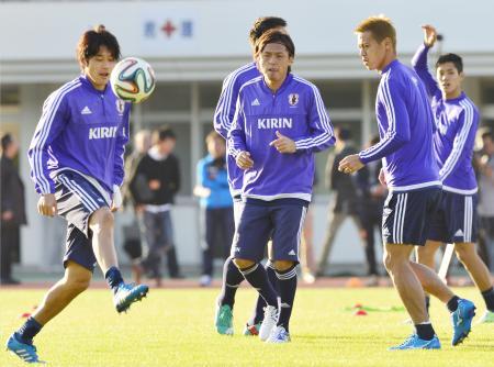 　ホンジュラス戦に向け調整する（左から）内田、遠藤、本田ら日本代表＝愛知県豊田市内