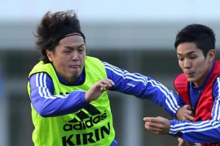 　ゲーム形式の練習で武藤（右）と競り合う遠藤