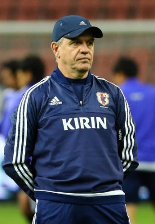 真剣な表情で練習を見つめるアギーレ監督