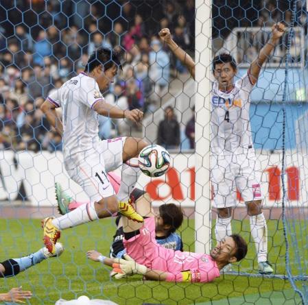 　後半、同点ゴールを決める広島・佐藤（左）