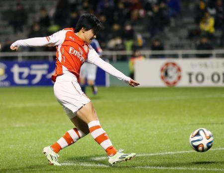 　岡山湯郷-アーセナル　前半、先制ゴールを決めるアーセナル・大野＝西が丘