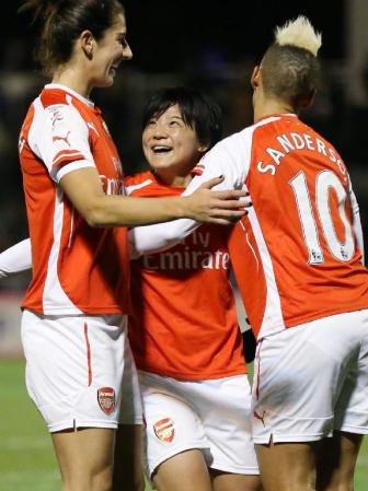 　前半、先制ゴールを決め喜ぶアーセナル・大野（中央）