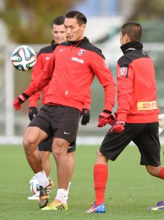 　名古屋戦に向けて練習する浦和・槙野（手前）ら＝さいたま市