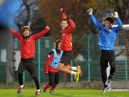 　笑顔で練習する（左から）柏木、槙野、西川ら浦和イレブン（撮影・吉澤敬太）