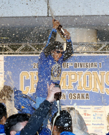 遠藤キャプテンの「ゴール」のかけ声と共に祝賀会が開始された（撮影・持木克友）