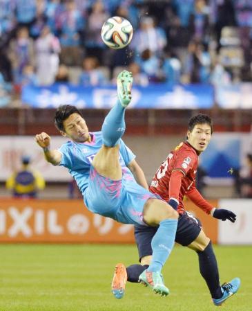 　後半、クリアする鳥栖・豊田（左）