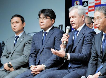 　記者の質問に答える日本代表・アギーレ監督（右から２人目。左端はなでしこジャパン・佐々木監督、中央はＵ－２２日本代表・手倉森監督）＝撮影・会津智海