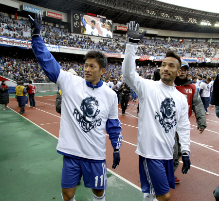 　日本サッカーの“レジェンド”カズ（左）とヒデ＝２０１２年１月２２日、日産スタジアム