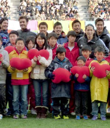 　東日本大震災の復興支援を目的とした慈善試合で、子どもたちと記念撮影をする柳沢（後列右から３人目）ら＝ユアテックスタジアム仙台