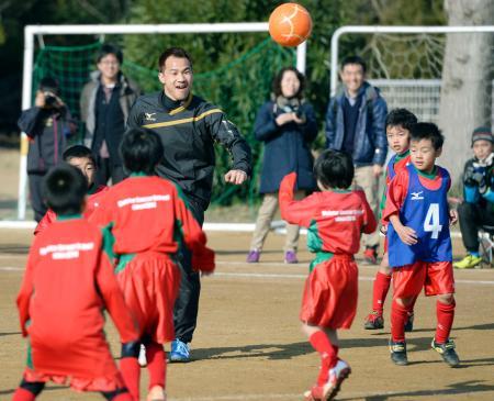 　子どもたちとサッカーを楽しむマインツの岡崎慎司＝２３日、神戸市の滝川二高