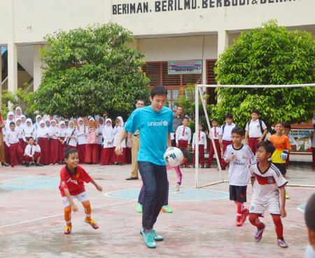 　インドネシア・バンダアチェの小学校を訪れ、子どもたちとサッカーのミニゲームをする長谷部誠選手（中央）＝２３日（共同）