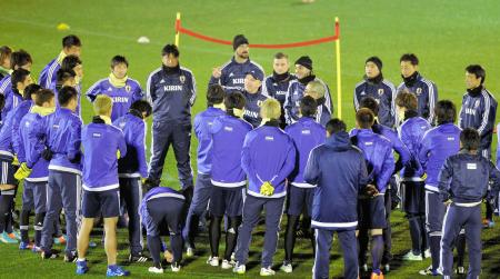 　練習前、円陣を組み選手に話すアギーレ監督（中央）