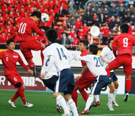 　三鷹-東福岡　後半、ヘディングで先制ゴールを決める東福岡・中島（１０）＝駒沢