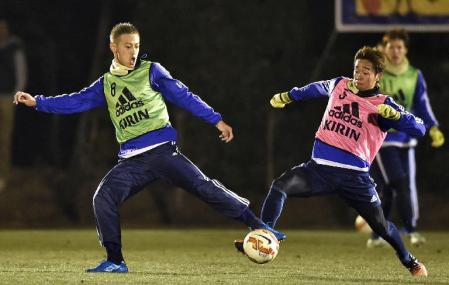 　アジア・カップに向けた合宿で、調整する本田（左）と清武