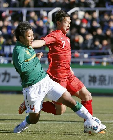 　東福岡-静岡学園　前半、静岡学園・石渡（左）に阻まれる東福岡・増山＝ニッパツ球技場