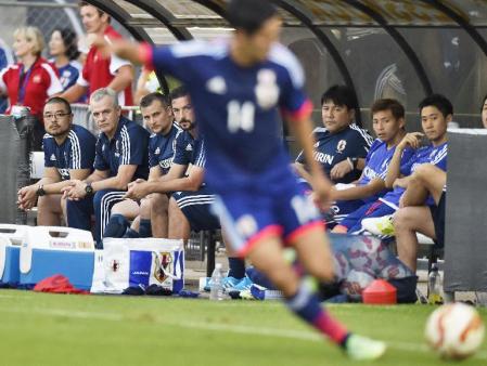 　オークランドとの練習試合を見詰めるアギーレ監督（左から２人目）＝セスノック（共同）