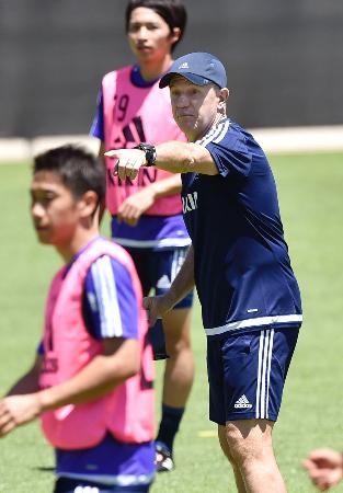 　サッカーのアジア・カップに向けた日本代表の合宿で、指示を出すアギーレ監督＝セスノック（共同）
