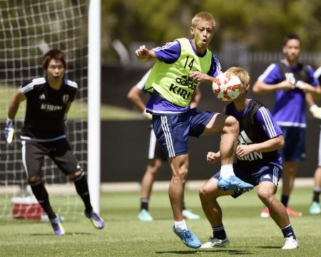 　サッカーのアジア・カップに向けた日本代表の合宿で練習する本田＝セスノック（共同）