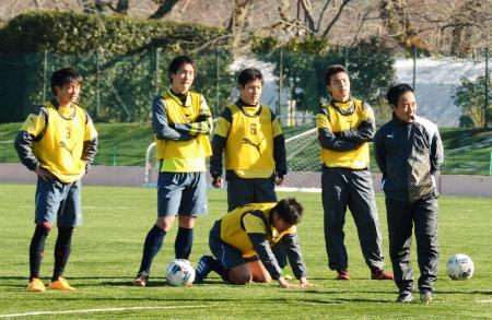 　練習を見守る星稜の木原監督代行（右端）＝静岡県御殿場市