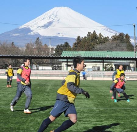 　富士山をバックに練習する星稜イレブン